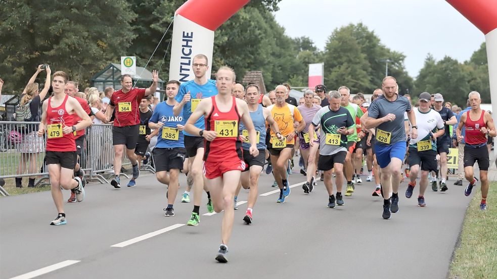 Gleich nach dem Start über 10 Kilometer setzte sich Christoph Paetzke an die Spitze des Feldes. Fotos: C. Passmann