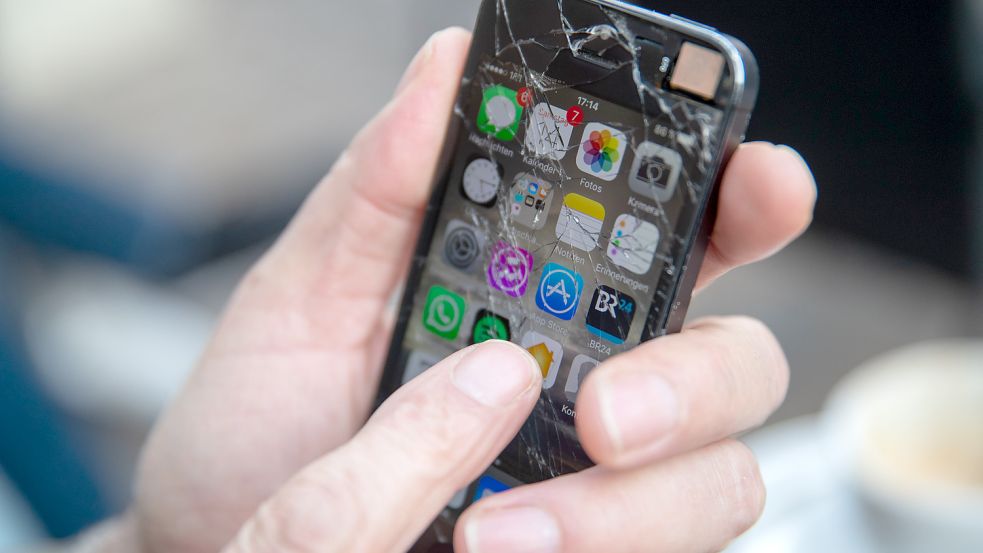 Das kann teuer werden: Vor allem bei günstigen Smartphone rechnen sich Reparaturen selten. Foto: dpa