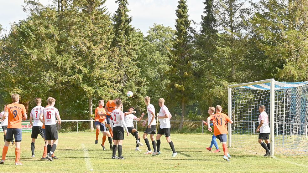 Der angepeilte Sieg glückte dem Holter SV (im Angriff) nicht. Die Gastgeber kamen gegen Frisia Loga über ein 2:2 nicht hinaus. Foto: Lohmann