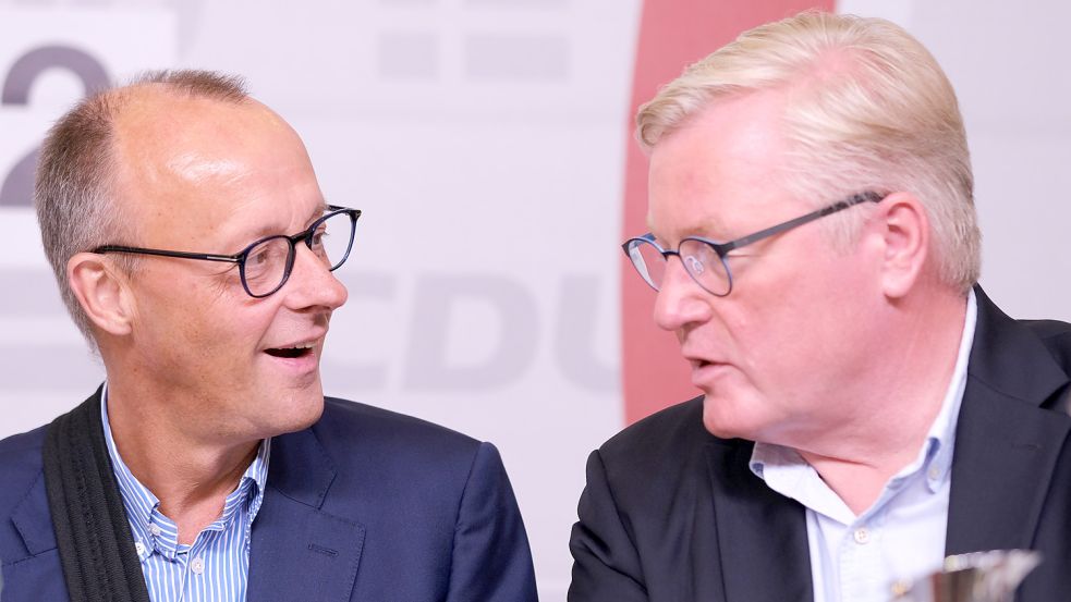 CDU-Parteivorsitzender Friedrich Merz (links) und der Spitzenkandidat der CDU für die niedersächsischen Landtagswahlen und Minister für Wirtschaft, Arbeit, Verkehr und Digitalisierung sowie stellvertretende Ministerpräsident, Bernd Althusmann, unterhalten sich beim Landesparteitag der CDU Niedersachsen in Wardenburg. Foto: Hibbeler/DPA