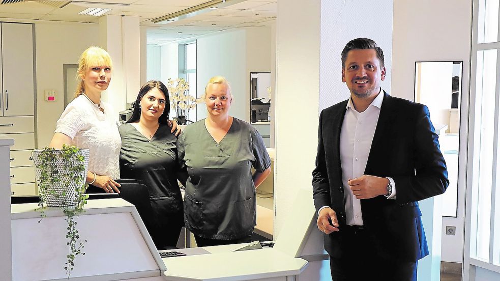 Die Hautärztin Dr. Anette Lanz (links) und ihre Medizinischen Fachangestellten (von links) Rozerin Asi und Karin Wessels sind ab dem 5. September im Carré tätig. Das Bild zeigt sie zusammen mit André Schulte-Pinkhaus (Carré Immobilien). Foto: Auf-Kurs-Marketing