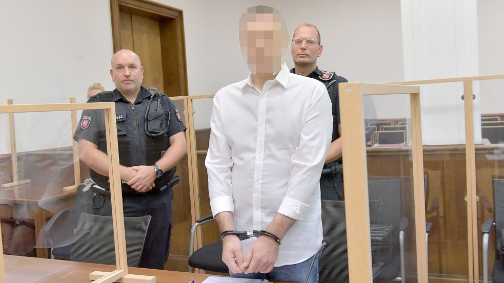 Vor dem Landgericht Aurich hat am Dienstag der Prozess gegen den 55-Jährigen begonnen, der seinen Mitbewohner mit einer Machete erschlagen haben soll. Foto: Ortgies