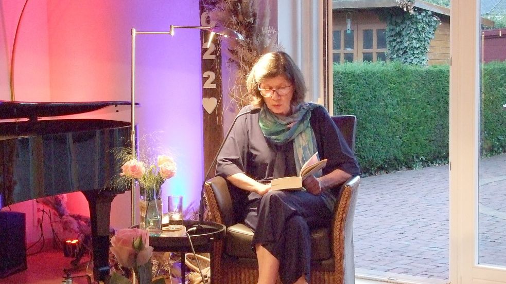Spiegel-Bestsellerautorin Sylvia Lott, die aus Rhauderfehn stammt, begeistert ihr Publikum mit viel Herz und Historischem im Fehntjer Forum. Foto: Scherzer
