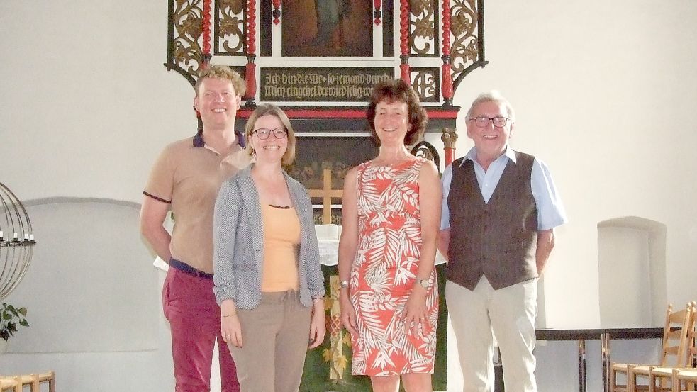 Kim Hansen (von links), Ehemann von Pastorin Mirjam Valerius, Helga Borghardt, Pastorin aus Völlenerkönigsfehn und Kirchenvorstandsvorsitzender Hermann Brink freuen sich über die Veränderung in der Gemeinde. Foto: Scherzer