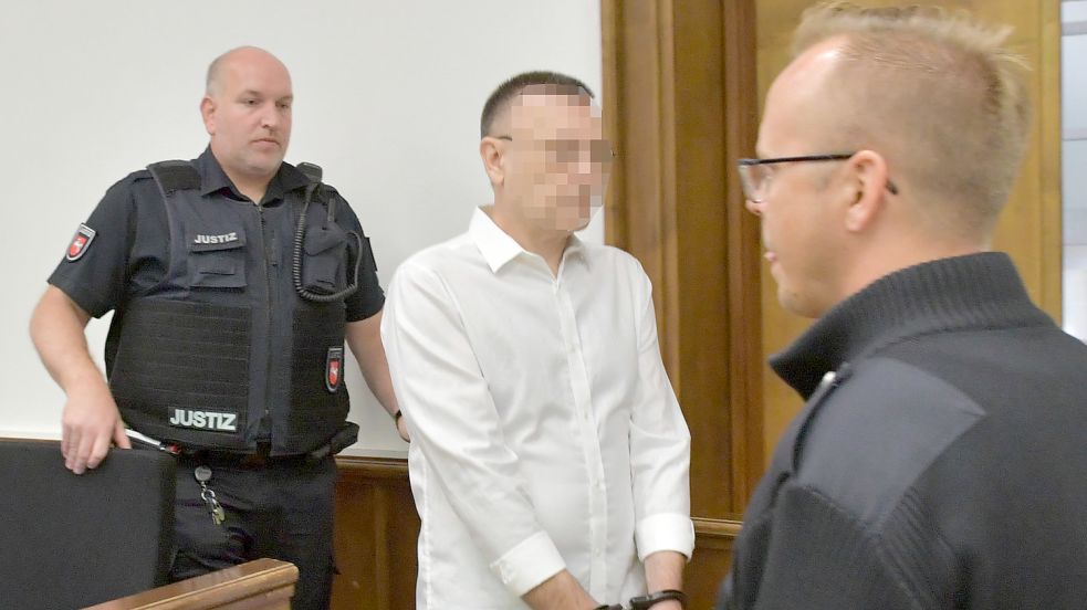 Von Justizbeamten wurde der Angeklagte in den Saal geführt. Foto: Ortgies