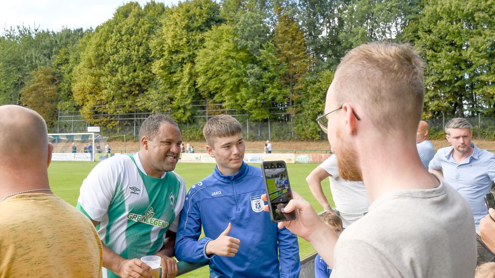 Ailton und Co. standen nach dem Spiel für Selfies zur Verfügung. Foto: Lohmann