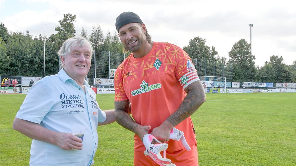 Torwart-Legende Tim Wiese ließ sich mit Anton Siemer, dem langjährigen U-60-Manager, ablichten. Foto: Lohmann