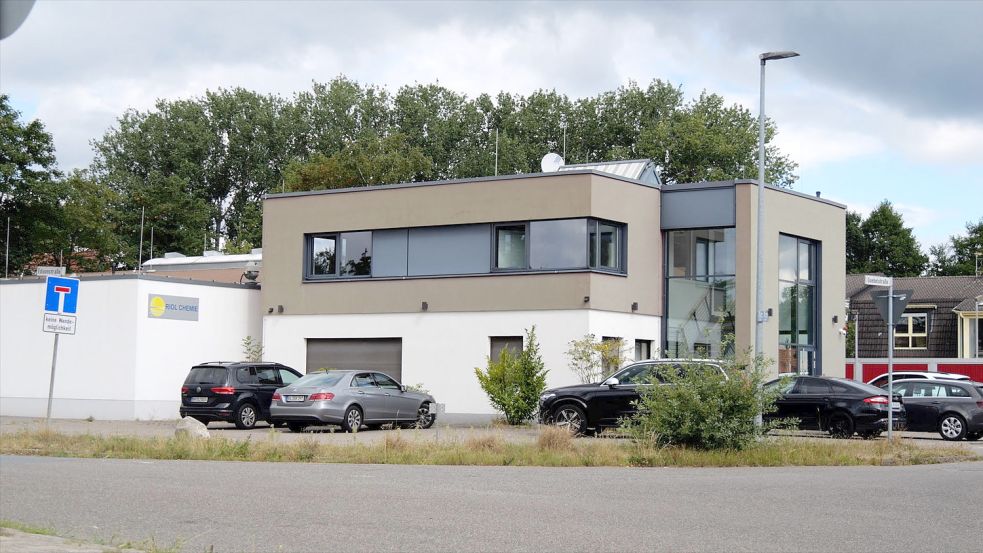 Zollfahnder durchsuchten die Räumlichkeiten von Riol Chemie in Lilienthal. Foto: Hüneke Filmproduktion/Jörn Hüneke