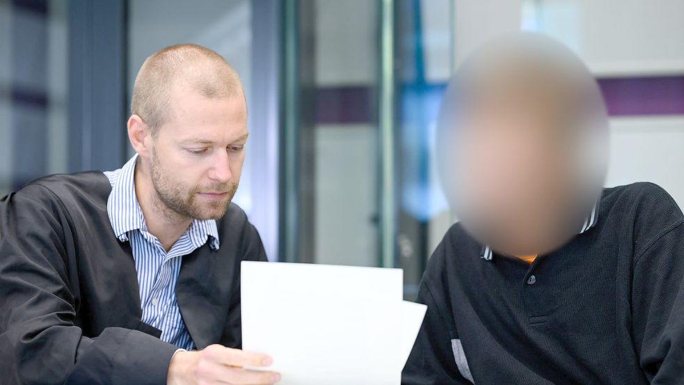 Der angeklagte Umweltaktivist mit seinem Rechtsanwalt Lukas Theune. Foto: Bernd von Jutrczenka/dpa