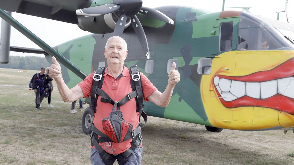 Voller Erwartung auf seinen ersten Fallschirmsprung vor dem „Pink-Skyvan“ : Franz Josef Hibben. Foto: Passmann