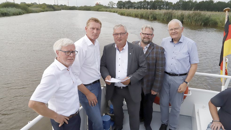 Die Zusage über den Zuschuss für die Entsandung überbrachte der Landtagsabgeordnete Karl-Heinz Bley (CDU) an Bord der Spitzhören. Es freuten sich (von links)Johann Budde vom Touristikverein Barßel-Saterland, Barßels Erster Gemeinde Michael Sope, stellvertretender Bürgermeister Steffen Haak und Ehrenlandrat Hans Eveslage. Foto: Passmann