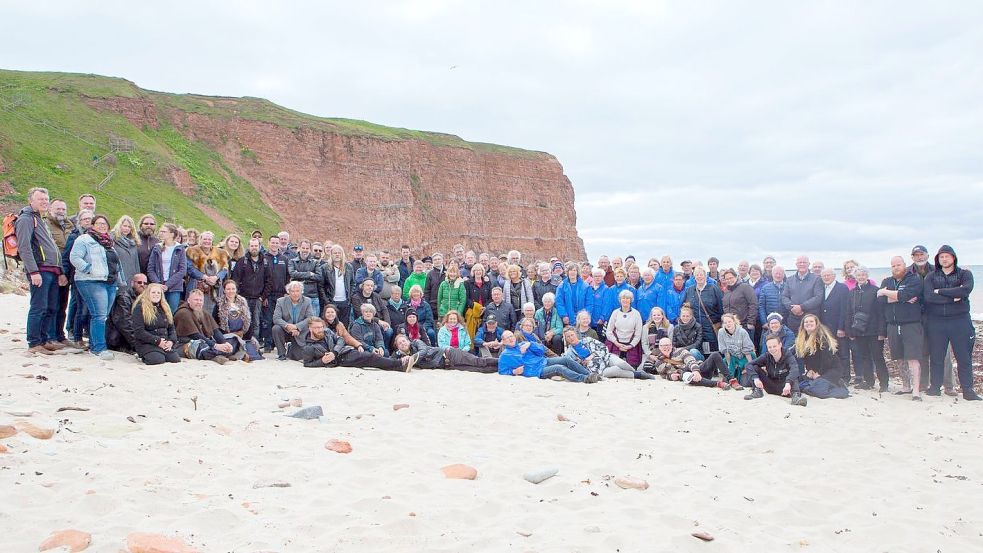 Der Friesenrat vor den roten Felsen der Nordseeinsel Helgoland. Dort treffen sich Friesen aus Nord-, West- und Ostfriesland alle drei Jahre. Dieses Jahr fand die Zusammenkunft im Mai statt. Auch die Saterfriesen waren dabei.