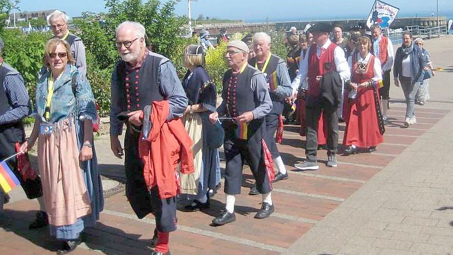 Beim Friesentreffen im Mai auf Helgoland waren auch die Saterfriesen mit einer Abordnung vertreten - im Vordergrund Karl-Peter Schramm, der die Saterfriesen im Minderheitenrat vertritt. Archivfotos: privat