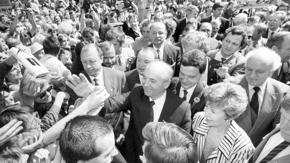 Michail Gorbatschow 1989 in Bonn – die Menge feierte ihn. Foto: Kleefeldt/DPA
