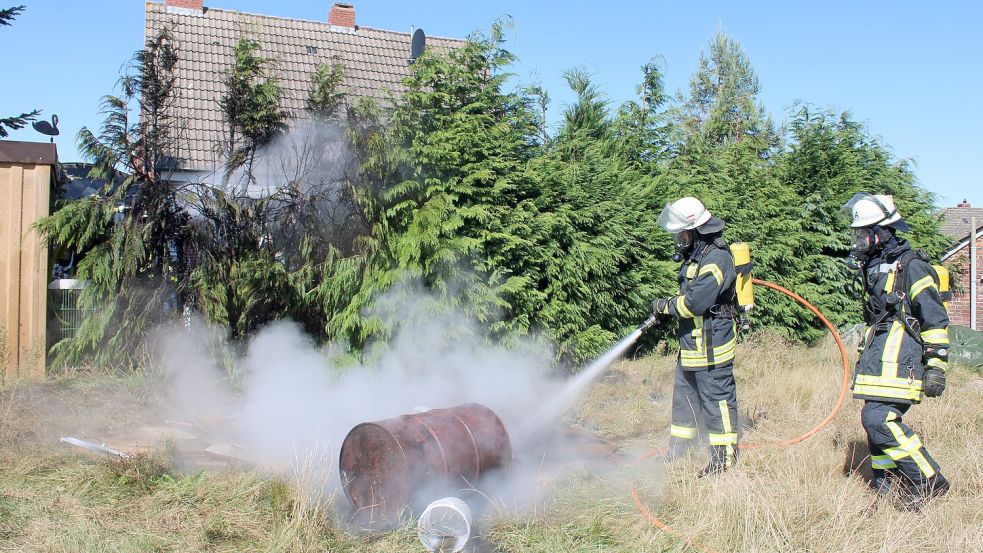 Die Einsatzkräfte löschten unter anderem eine Feuertonne. Foto: Rand/Feuerwehr