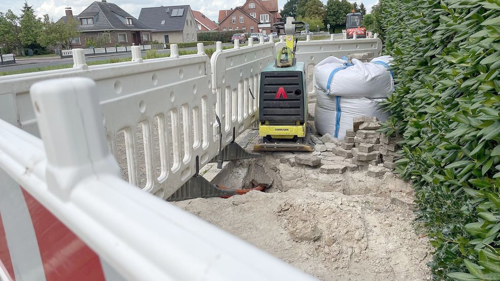 An der 2. Südwieke werden Glasfaser-Kabel verlegt. Dabei kam es am Freitag zu einer Panne. Foto: Janßen