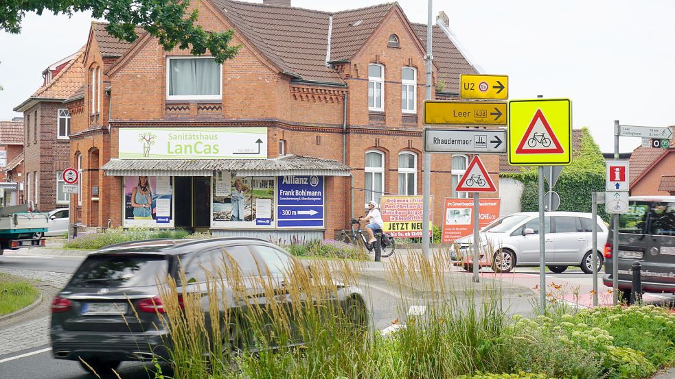Die gelb leuchtenden Schilder am Westrhauderfehner Kreisel machen auf Radfahrer aufmerksam. Der Kreisel gilt als Unfallschwerpunkt. Foto: Hagewiesche