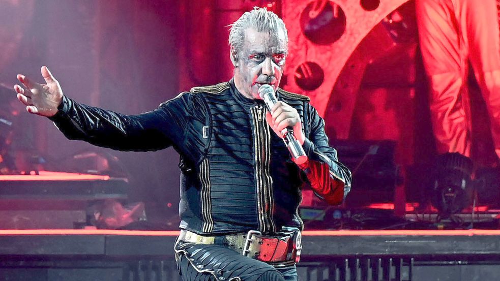 Stand im Juni noch in Düsseldorf auf der Bühne: Rammstein-Frontmann Till Lindemann. Foto: Krudewig/DPA