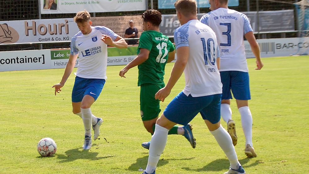 Bei Niklas Jansen (am Ball) und Papenburg muss alles passen, damit es gegen Heeslingen vielleicht zu einem Erfolgserlebnis reichen kann. Foto: Reemts