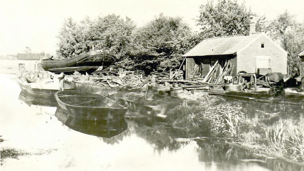 Zahlreiche Werften gab es einst in den Fehnorten. Das Foto von 1925 zeigt die Wiese-Werft an der 1. Südwieke.