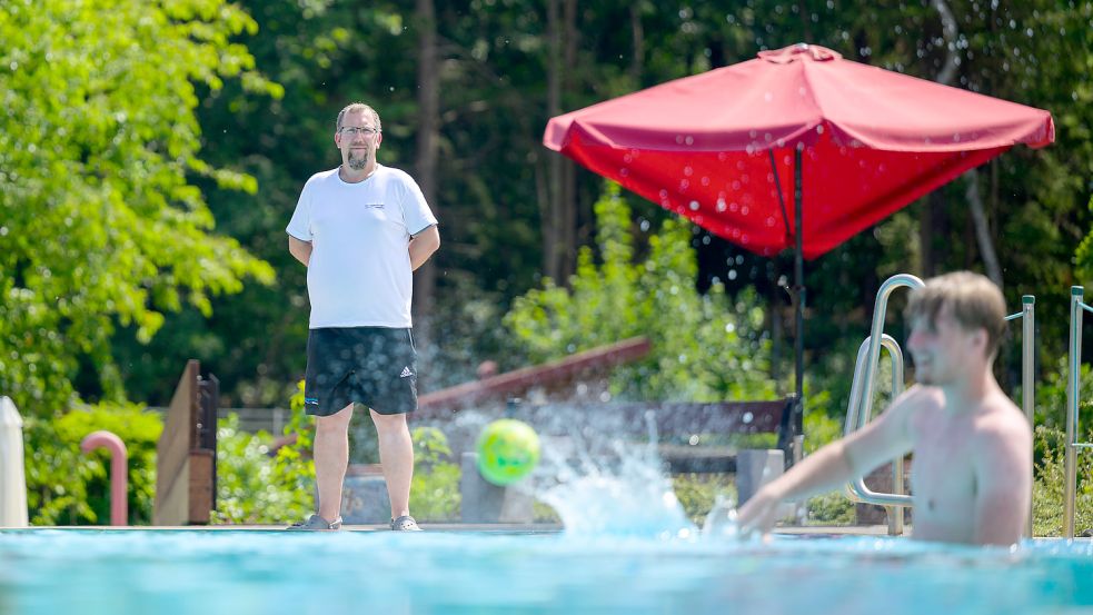 Florian Herbst, Fachangestellter für Bäderbetriebe, blickt auf ein Schwimmbecken im Freibad. Vielerorts werden händeringend Bademeister gesucht, viele Freibäder können wegen Personalmangels nicht öffnen. Foto: Philipp Schulze/dpa