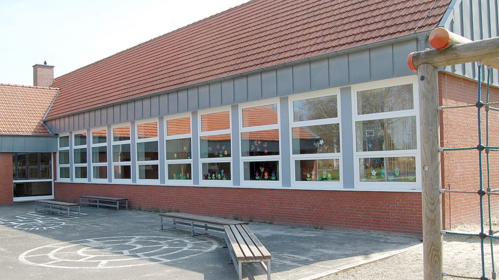 Der Landkreis hat bei der Gemeinde Rhauderfehn nachgefragt, ob die ehemalige Grundschule in Burlage als Unterkunft für Flüchtlinge infrage kommt. Doch das Gebäude bietet sich nicht dafür an. Foto: Archiv