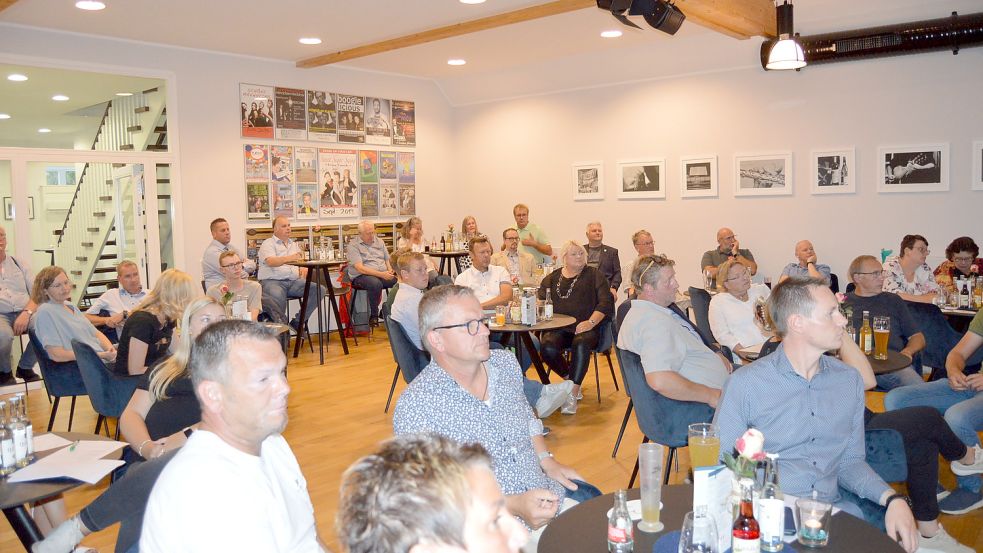 Mit über 50 Mitgliedern war die diesjährige Hauptversammlung des Gewerbevereins „Rhauderfehn...hat alles!“ im Fehntjer Forum gut besucht. Foto: Weers