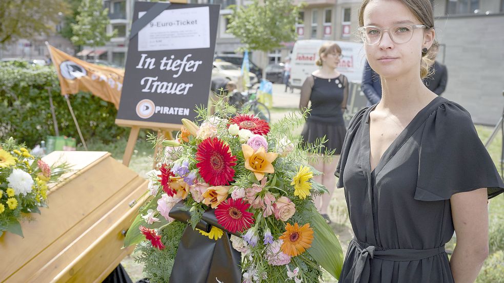 Anne Herpertz, Bundesvorsitzende der Piratenpartei, vor dem Sarg während der symbolischen Beerdigung des 9-Euro-Tickets. Foto: IMAGO images/Mike Schmidt