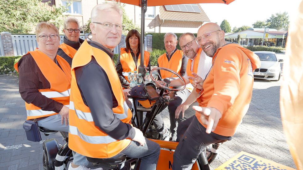 Bei bestem Wetter startete am Freitagmorgen in Saterland die nächste Etappe von Schüssel-Schorse mit (vorne, von links) Heino de Buhr, Renate Schulte, Wilhelma Brinkmann, Regina Küwel, Stephan Dannebaum, Saterlands Bürgermeister Thomas Otto und natürlich Schüssel-Schorse. Foto: Passmann