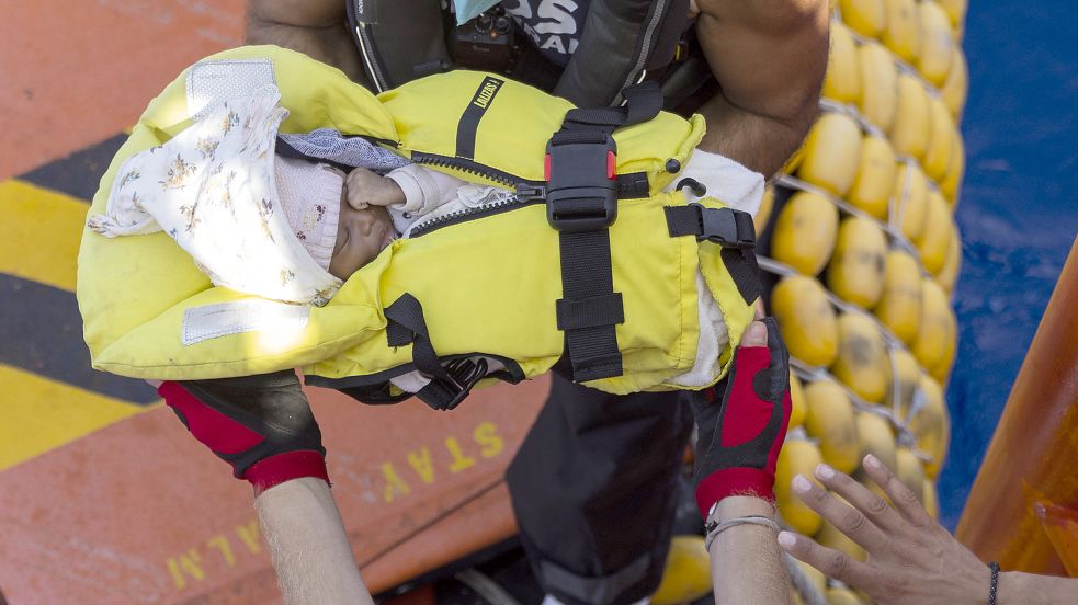 Ein drei Wochen altes Baby wird im Mittelmeer von der «Ocean Viking», einem Rettungsschiff für Migranten, evakuiert. Auch im Landkreis Cloppenburg kommen derzeit viele Flüchtlinge an. Die Gemeinde Saterland sucht für die ihnen zugewiesenen Flüchtlinge dringend Wohnraum. Foto: Gonzalez/DPA