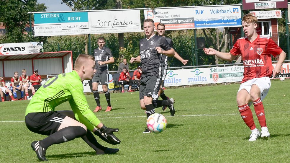 Nach fünf Spieltagen ist die junge Mannschaft von TuRa 07 Westrhauderfehn (rechts Jasper Weber) noch ungeschlagen. Foto: Damm