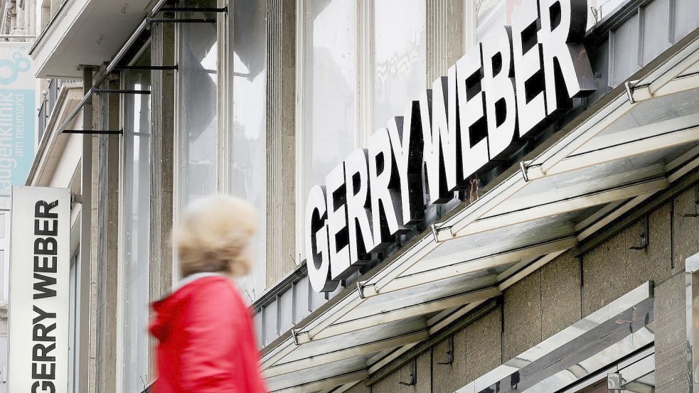 ARCHIV - Eine Passantin geht an einer Filiale des Modeherstellers Gerry Weber vorbei. Foto: Oliver Berg/dpa/Archivbild Foto: Oliver Berg