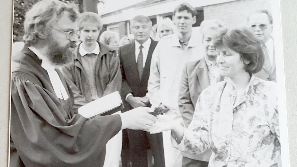 Joachim Paulsen übergibt Regina van Lengen den Schlüssel für die neue Petruskirche. Foto: Archiv