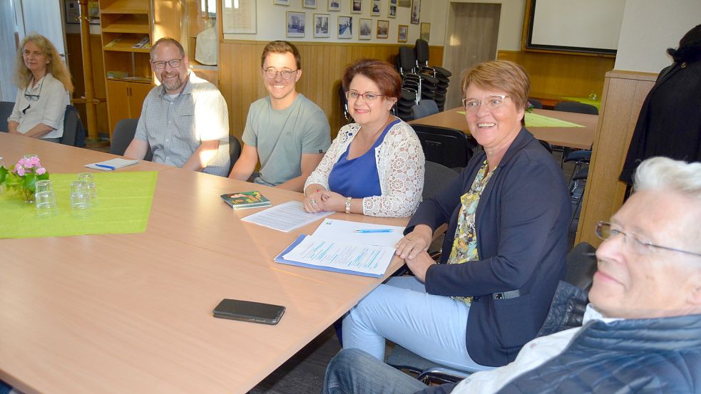 In kleiner Runde saßen jetzt im Seelterfräiske Kulturhuus in Scharrel die Grünen und einige andere Interessierte zusammen, um mit Landespolitikerin Meta Janssen-Kucz (zweite von rechts) und Landtagskandidatin Begüm Langefeld (3. von rechts) über Gesundheitspolitik zu sprechen. Mit dabei waren auch (von links) Cornelia Ballent, Saterlands Bürgermeister Thomas Otto, Hannes Coners und Walter Hußmann. Fotos: Fertig