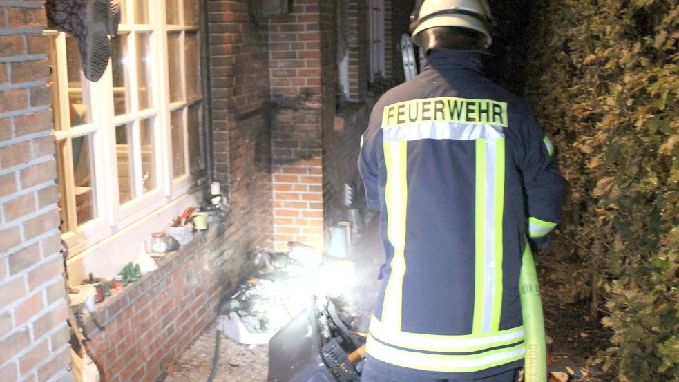 Die Feuerwehr übernahm die Nachlöscharbeiten. Foto: Joachim Rand/Feuerwehr