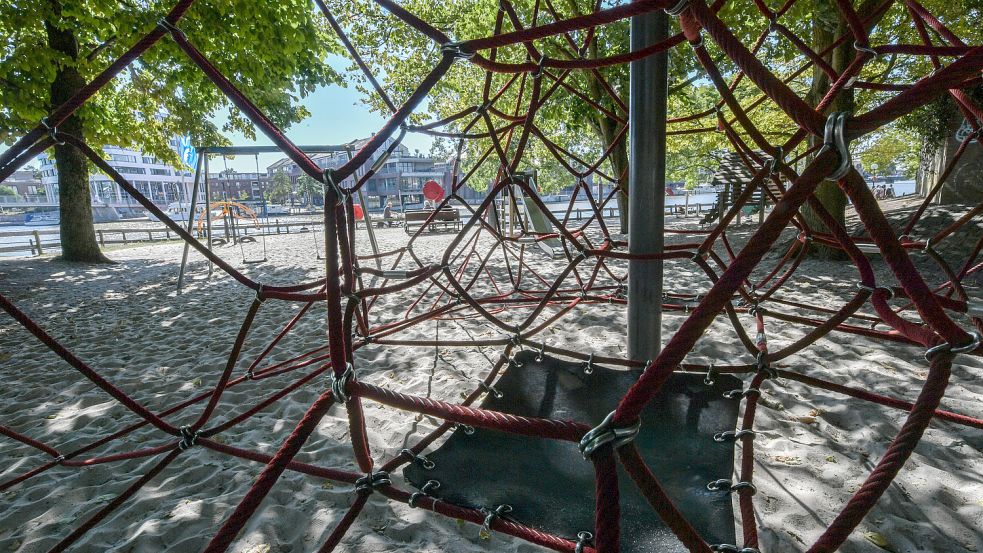 Der Spielplatz am Ernst-Reuter-Platz ist einer der wichtigsten in Leer. Die Kletterpyramide ist aber so marode, dass sie noch in diesem Jahr ausgetauscht werden muss. Foto: Ortgies