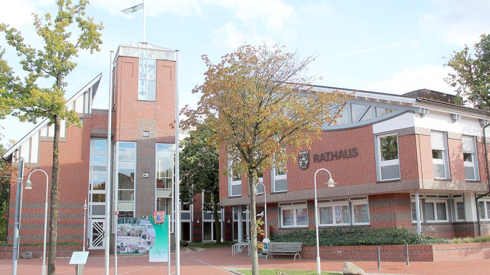 Den Turm des Saterländer Rathauses in Ramsloh wird man künftig nur noch bei Tageslicht gut betrachten können. Bis jetzt wurde der markante Bauteil von innen beleuchtet. Das hat die Gemeinde Saterland aus Energiespargründen seit drei Wochen eingestellt. Fotos: Fertig