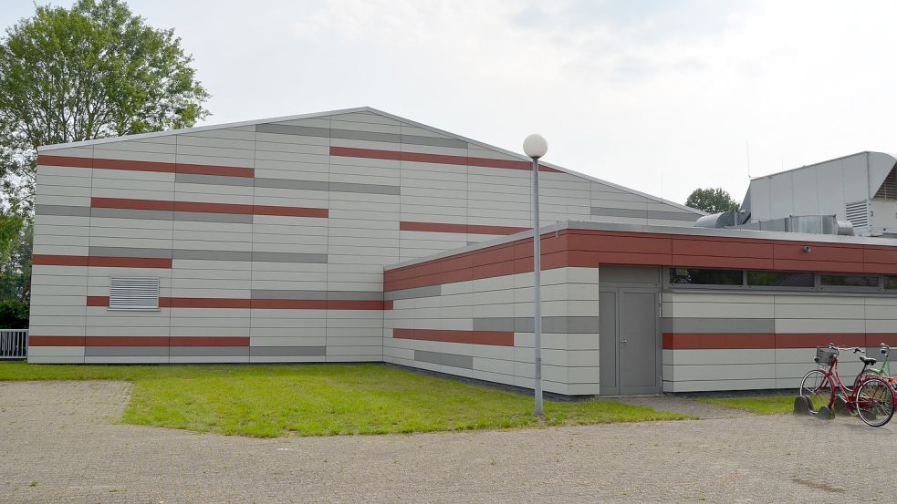 Bis jetzt wurde das Hafen-Bad in Barßel abends angestrahlt. Nun bleiben die Scheinwerfer für die Beleuchtung der Außenfassade abgeschaltet.