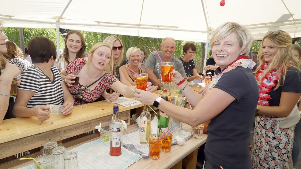 Ausgelassen wurde diese erste Marktparty in Ramsloh gefeiert. Viel Andrang gab es an der Cocktailbar.