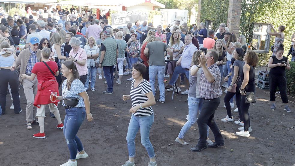 Vor der Festplatzbühne wurde getanzt.