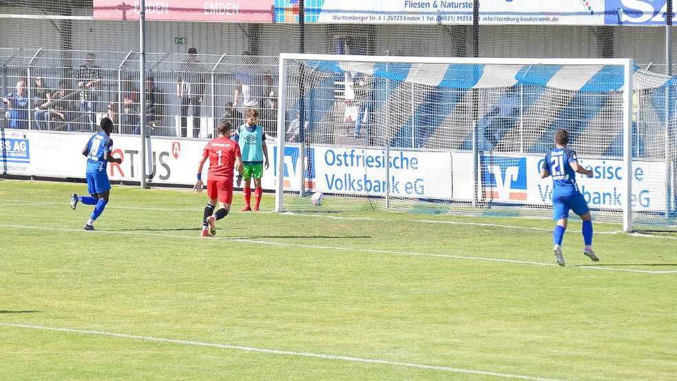 Das 3:0: Nach Vorarbeit von Tido Steffens (rechts) schob Vafing Jabateh (links) den Ball ins Netz.