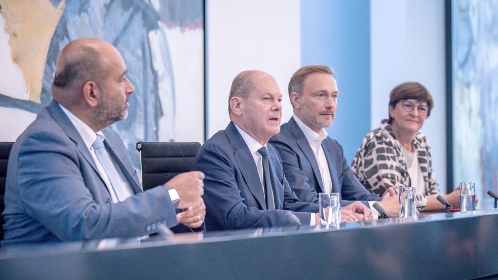 Bundeskanzler Olaf Scholz (SPD, zweiter von links), nimmt neben Omid Nouripour (links), Bundesvorsitzender von Bündnis 90/Die Grünen, Saskia Esken (rechts), Bundesvorsitzende der SPD, sowie Christian Lindner, FDP-Bundesvorsitzender und Bundesminister der Finanzen, an der Pressekonferenz nach den Beratungen von SPD, Grünen und FDP im Koalitionsausschuss teil. Foto: Michael Kappeler/dpa