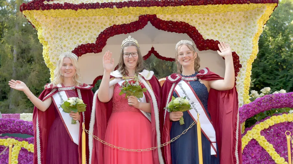Jana Gerdes (Mitte) ist die neue Blütenkönigin von Wiesmoor. Prinzessinnen sind Justine Brazda (links) und Finja Krause (rechts). Foto: Ortgies