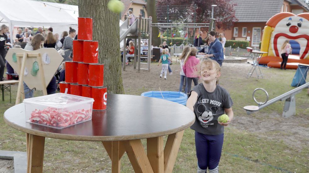 Auch das Dosenwerfen gehört zum Dorffest in Sedelsberg. Foto: Passmann