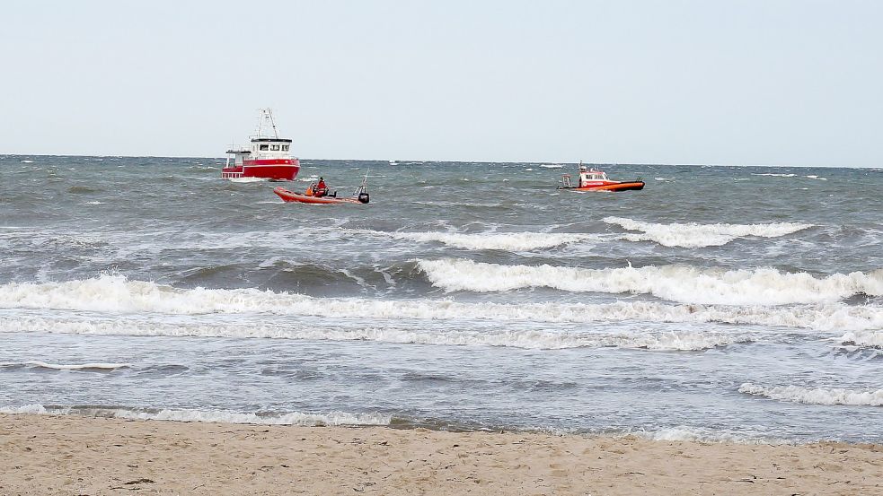 Einsatzkräfte von Feuerwehr, DLRG und der Seenotretter des DGzRS suchten am Sonntag stundenlang nach dem vermissten Schwimmer in der Ostsee. Foto: Martina Boetticher