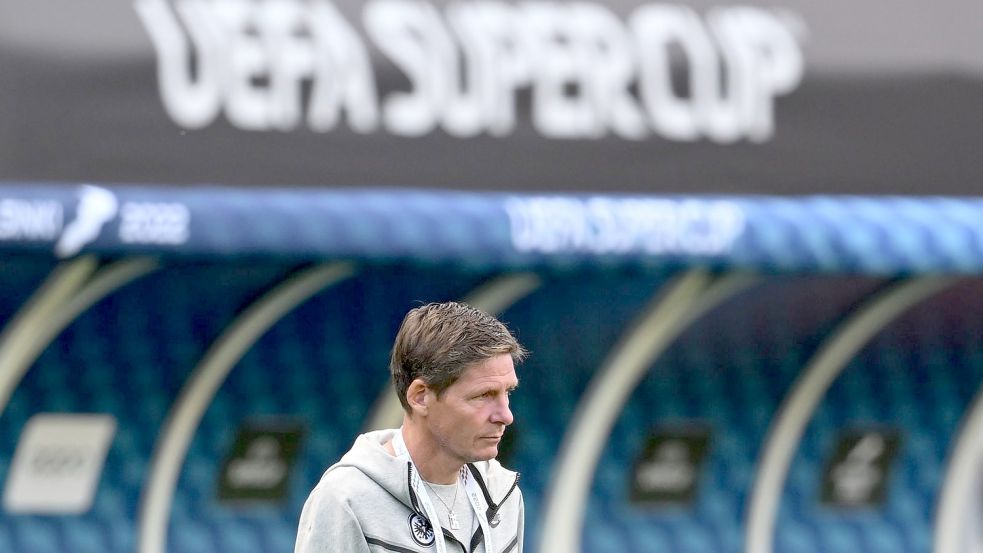 Cheftrainer Oliver Glasner kommt zur Besichtigung des Olympiastadions in Helsinki auf das Spielfeld. Foto: Arne Dedert/dpa Foto: Arne Dedert