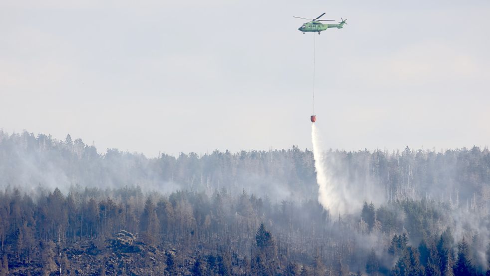 Brand am Brocken: Per Hubschrauber wird versucht, das Feuer zu löschen. Auch Löschflugzeuge aus Italien kommen zum Einsatz. Foto: Matthias Bein/dpa
