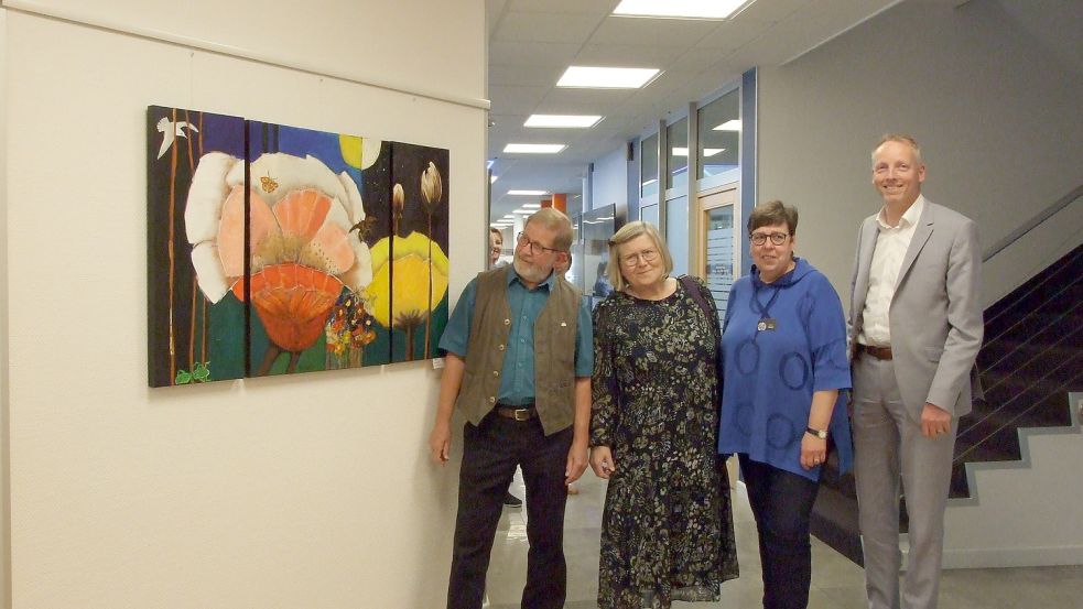 Hartmut Dierks (von links), Rita-Maria Hallbauer und Renate Gatner (alle vom Kulturring und Kunstkreis Rhauderfehn) und Uwe Brechtezende (Vorstandsvorsitzender der Volksbank Westrhauderfehn) freuen sich über die gelungene Ausstellung. Foto: Scherzer