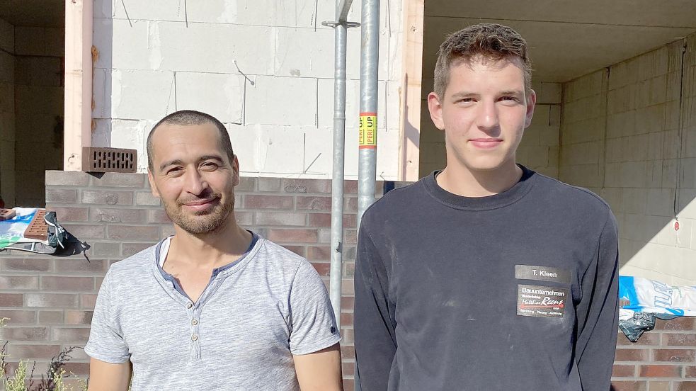 Ilyosidin Bahridinov (links) hat als Bester in seinem Ausbildungsjahrgang die praktische Gesellenprüfung im Maurerhandwerk abgelegt. Auch Torben Kleen hat seine Ausbildung erfolgreich beendet. Beide wurden anschließend von ihrem Ausbildungsbetrieb übernommen. Foto: Hagewiesche