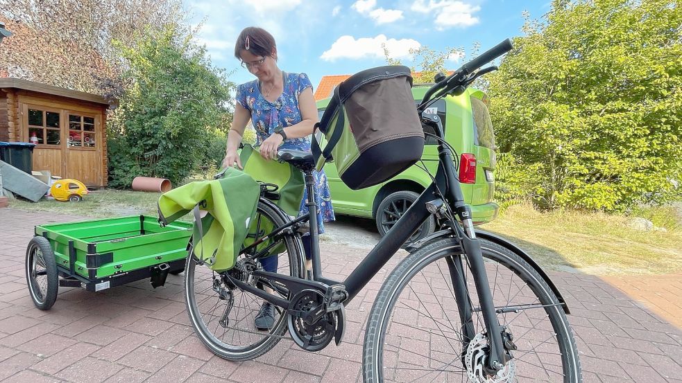 Fahrrad mit Hänger statt Auto: Dank dieser Neuanschaffung kann und will Melanie Röben auch nach Ende des Experiments dauerhaft ihre Einkäufe mit dem Rad erledigen. Foto: Päschel